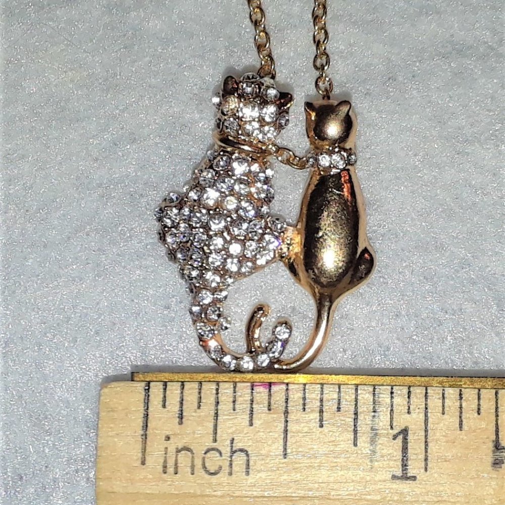 New Cuddling Cats Necklace - Picture 6 of 6